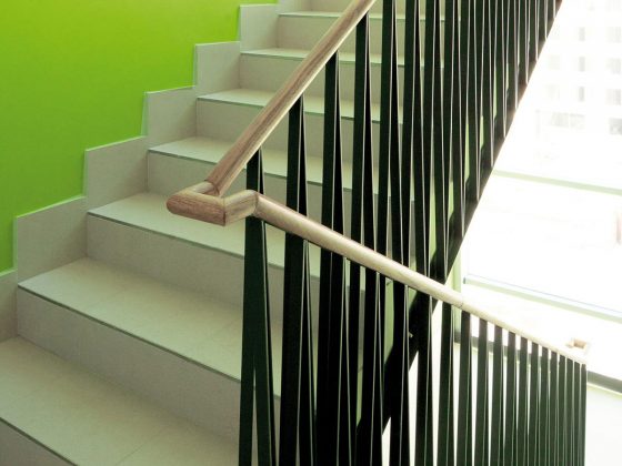 Treppenhausreinigung für Eingangsbereiche, Aufgänge und Flure. Einmalig oder in regelmäßigen Abständen sorgt der Gebäudeservice Niediek für Sauberkeit.
