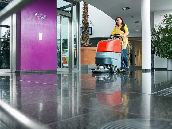 Sauberkeit in Verwaltungsgebäuden und Bürokomplexen, in öffentlichen Gebäuden und Unternehmen durch die Gebäudedienste Niediek Nordost im ganzen Norden.