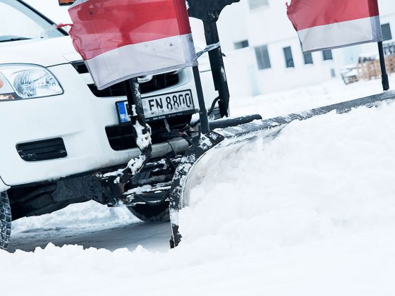 Winterdienst: Gebäudedienste Niediek sorgt dafür, dass Ihre Einfahrt, Parkplätze und Zuwegungen zu jeder Tages- und Nachtzeit schnell von Schnee und Eisglätte befreit werden. Für den ganzen Norden.